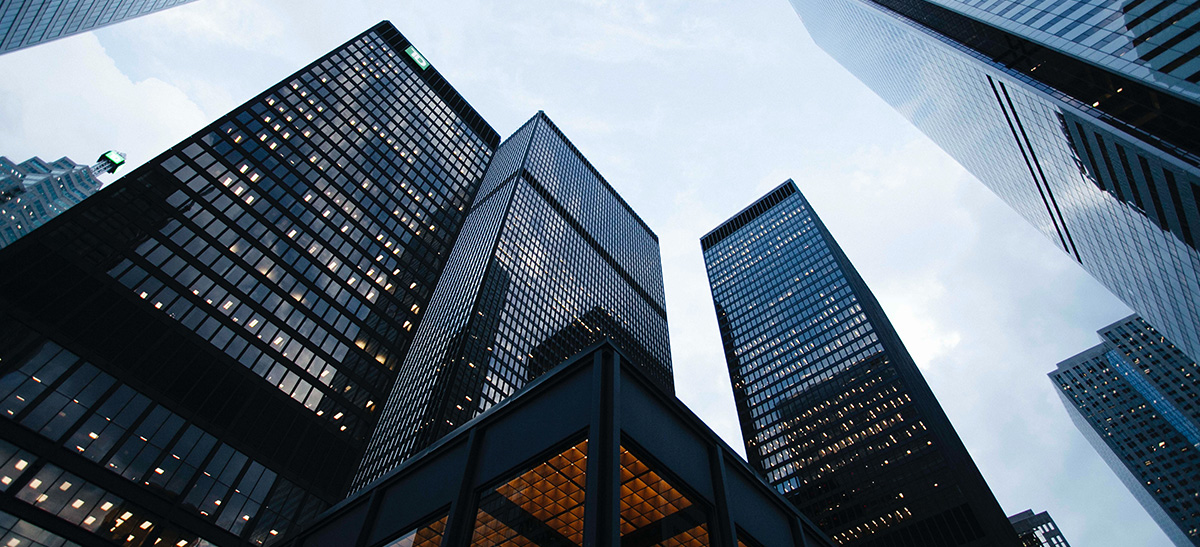 Grattes-ciel en contre plongée